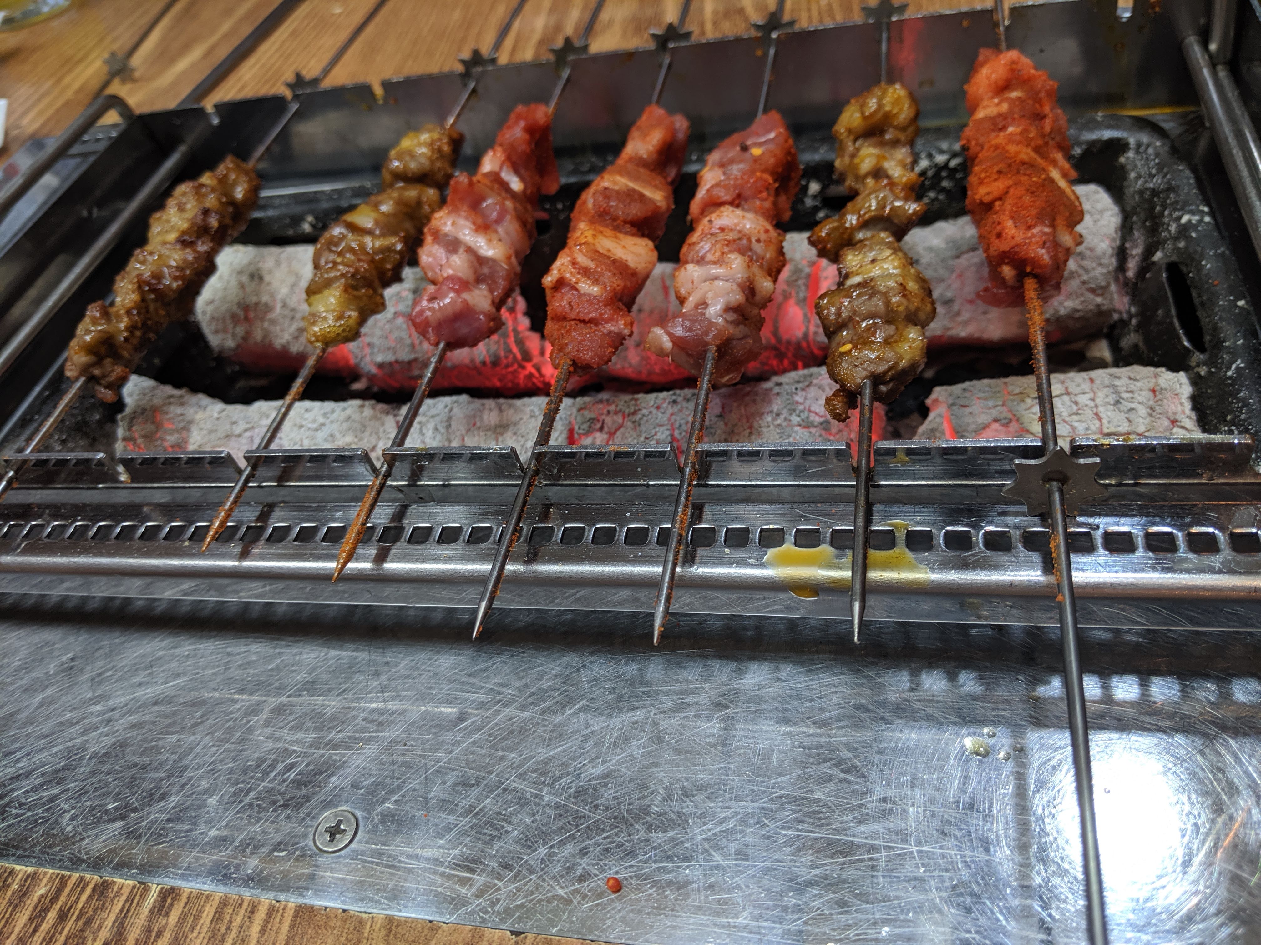 【韓国グルメ】ソウル マポで美味しいヤンコチ(ラム肉の串焼き)が食べられる 「シンガンヤンコチ」